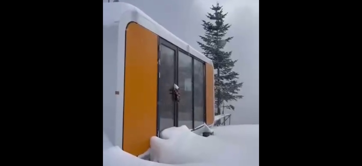 Cápsula espacial Container House: Um lar aconchegante na neve de Hokkaido