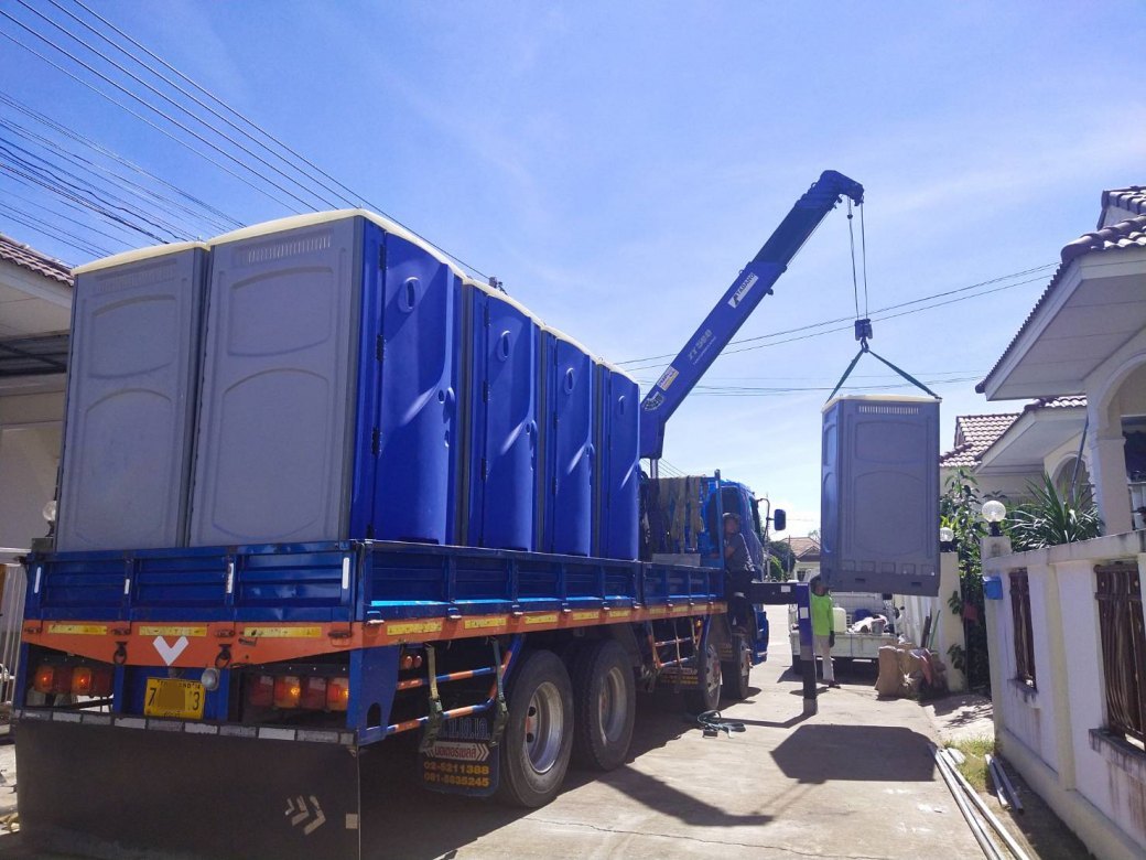 Crane-Assisted Handling of Standard Portable Toilets in Malaysia