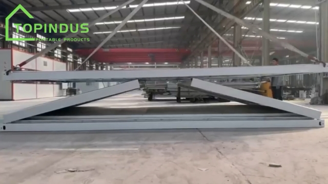 Casa contêiner pré-fabricada dobrável em Z com estrutura de aço, móvel e com 20 pés de comprimento.