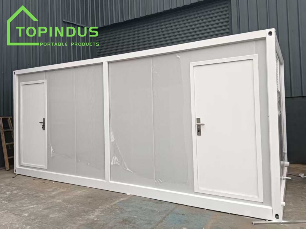 Vaso sanitário masculino tipo contêiner, durável, totalmente funcional e personalizável.