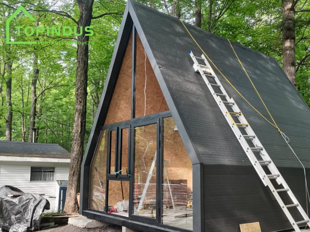 Compartilhamento de caso do projeto de uma casa triangular de dois andares com estrutura de aço para um cliente francês.