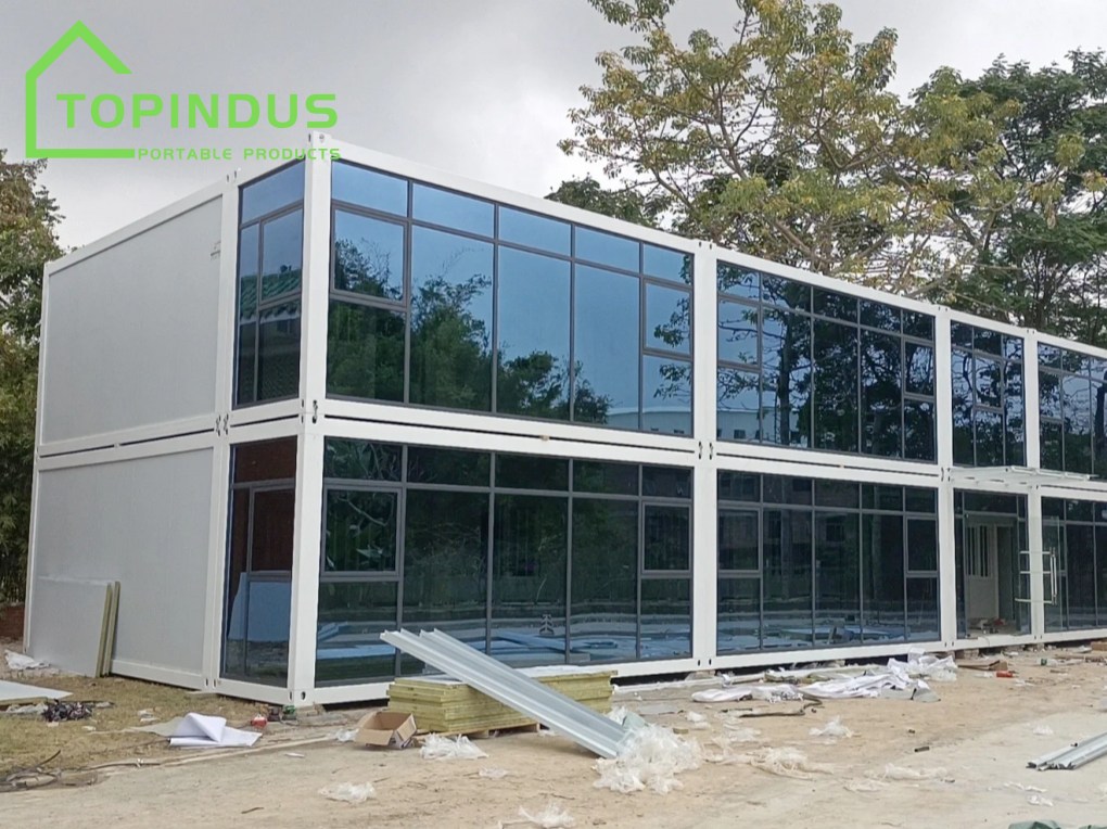 Casa container pré-fabricada de dois andares para uso como escritório na Malásia