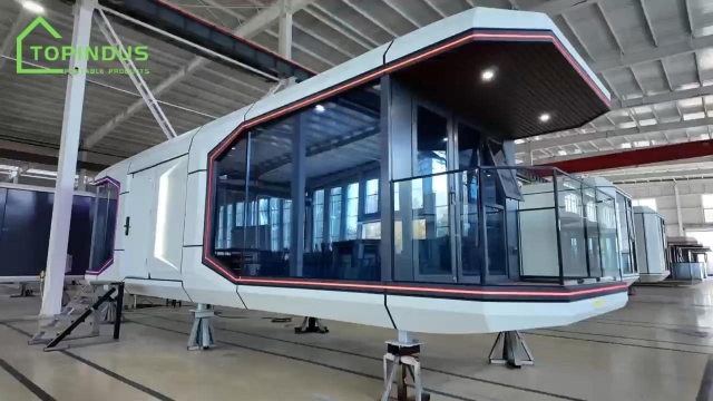 A vida moderna começa com uma casa-cápsula espacial.